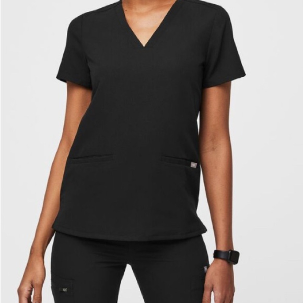 SET FIGS black Casma Three-Pocket Scrub Top and Kade Cargo pant set